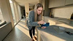 Perché sempre più persone usano lo smartphone senza cover e come proteggerlo davvero